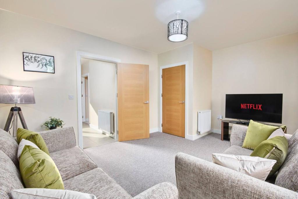 a living room with a couch and a tv at Exquisite City Centre house - Parking & Garden in Sheffield