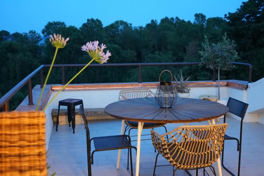 patio ze stołem i krzesłami na balkonie w obiekcie Panoramic Apartment Grace21 w mieście Bregano