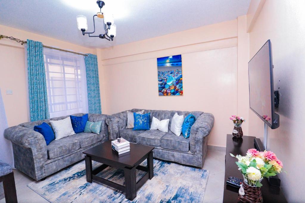 uma sala de estar com um sofá e uma mesa em One bedroom furnished apartment ,south B em Nairobi