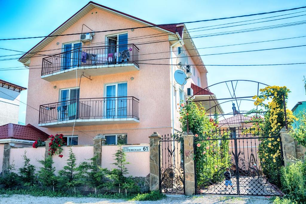 Edificio en el que se encuentra el hostal o pensión