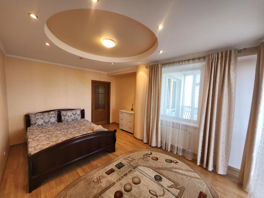 - une chambre avec un lit et une grande fenêtre dans l'établissement New Apartments fresh Design in the Centre, à Chişinău
