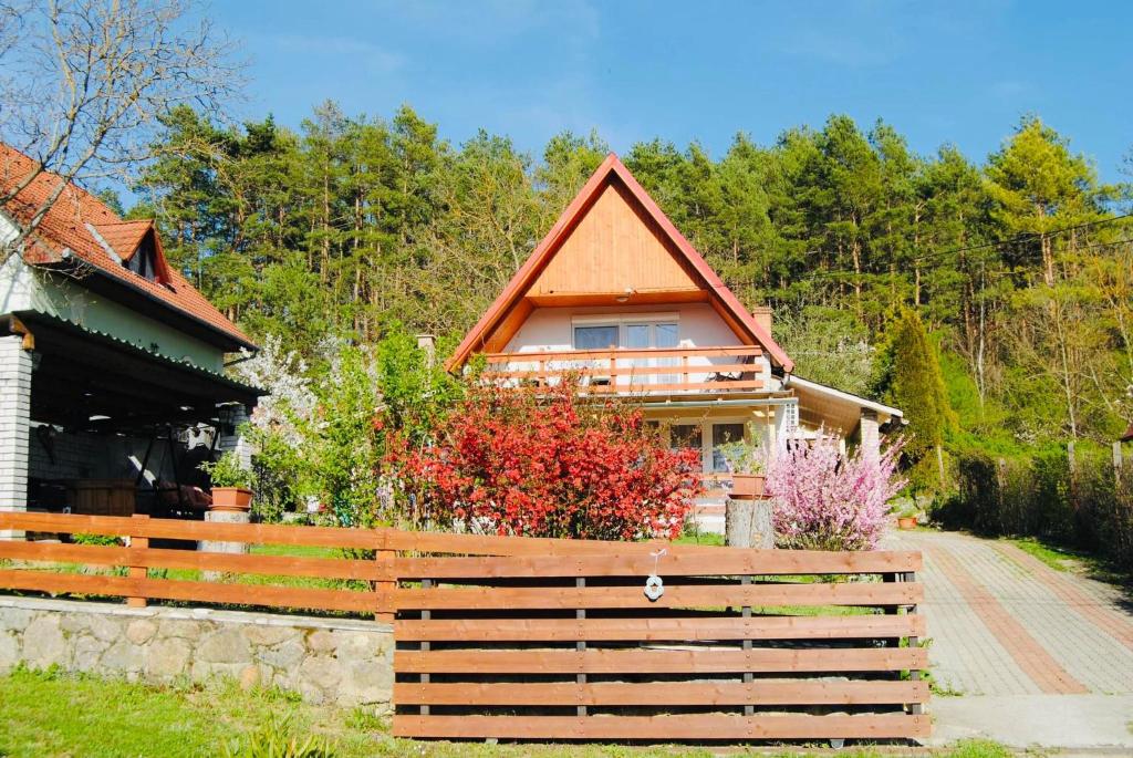 una casa con una valla delante de ella en Hortenzia Vendégház, en Orfű
