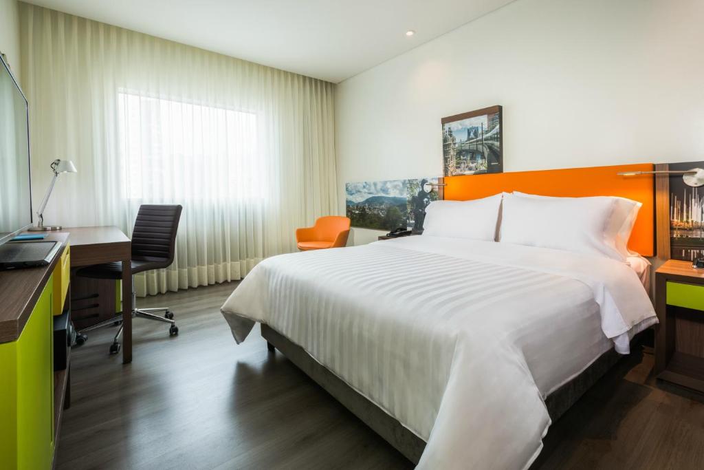 Postel nebo postele na pokoji v ubytování Hampton by Hilton Medellin