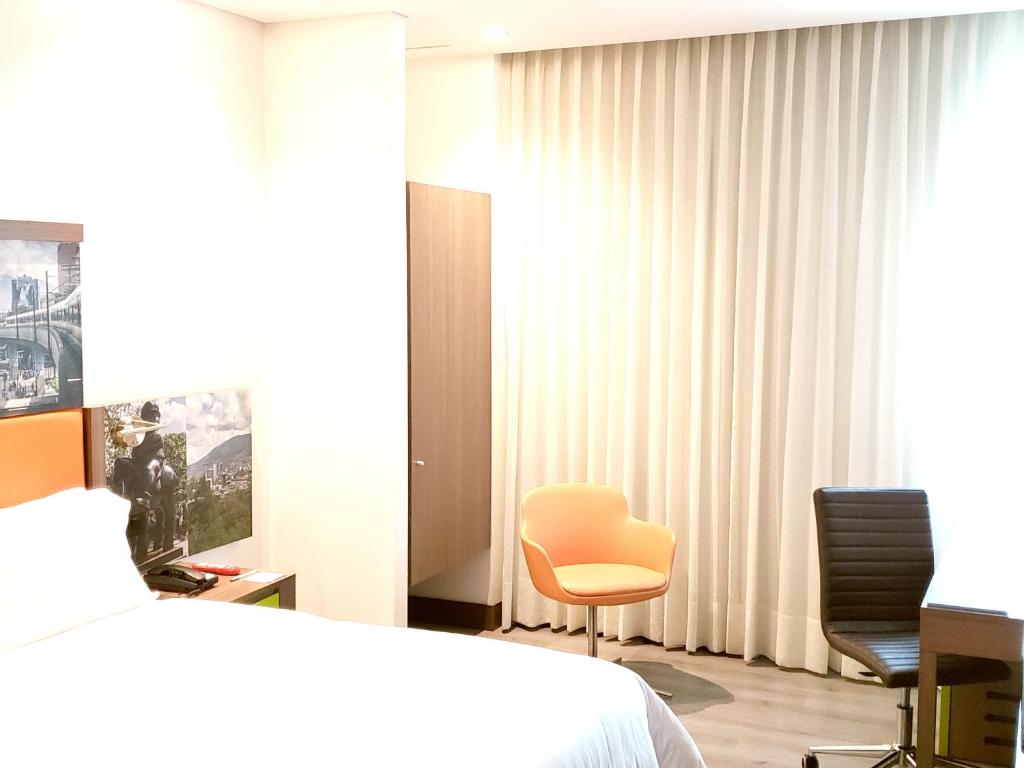 Postel nebo postele na pokoji v ubytování Hampton by Hilton Medellin