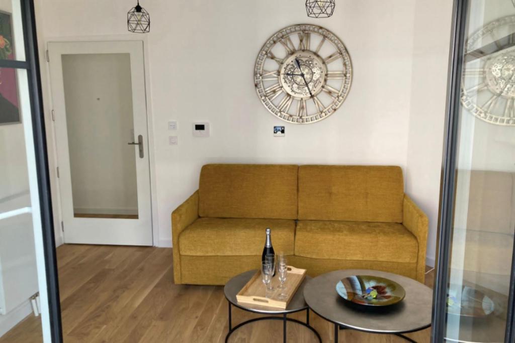 a living room with a couch and a table at Very nice 40m quiet with parking space in Suresnes