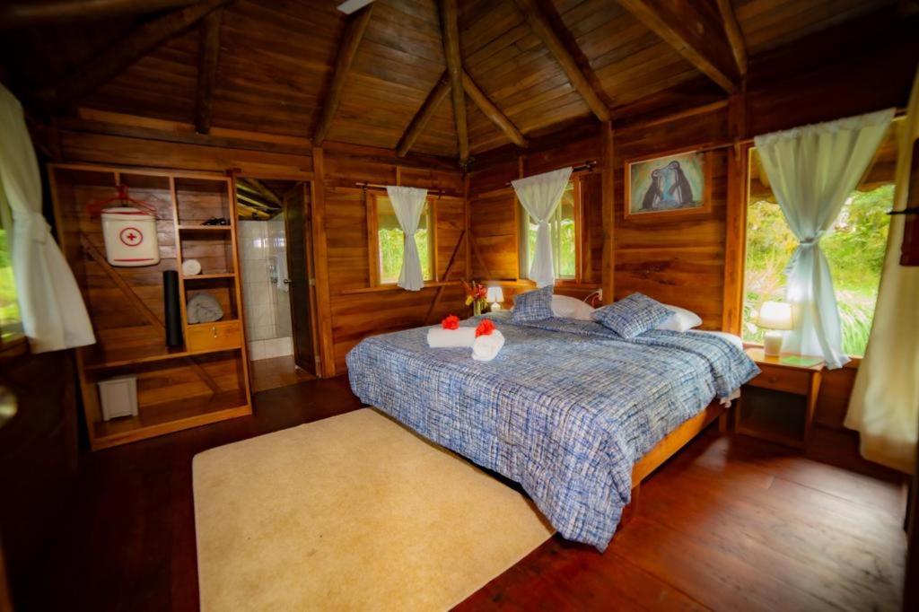 Postel nebo postele na pokoji v ubytování Galapagos Cabañas Eden