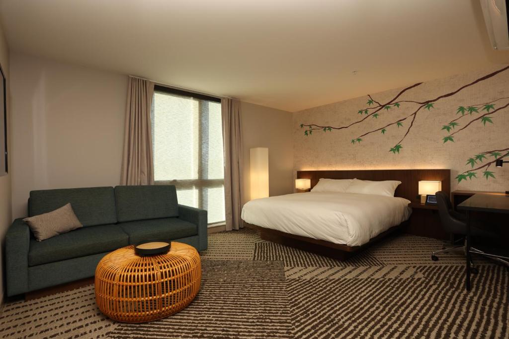 Postel nebo postele na pokoji v ubytování Cedartree Hotel Portland Hillsboro