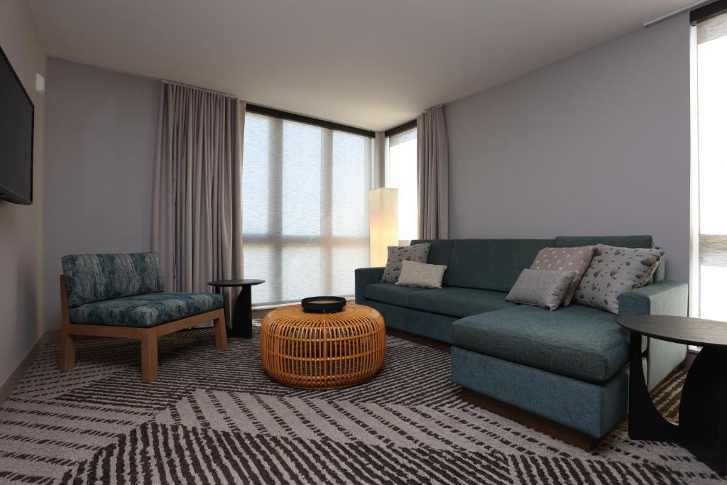 Posezení v ubytování Cedartree Hotel Portland Hillsboro