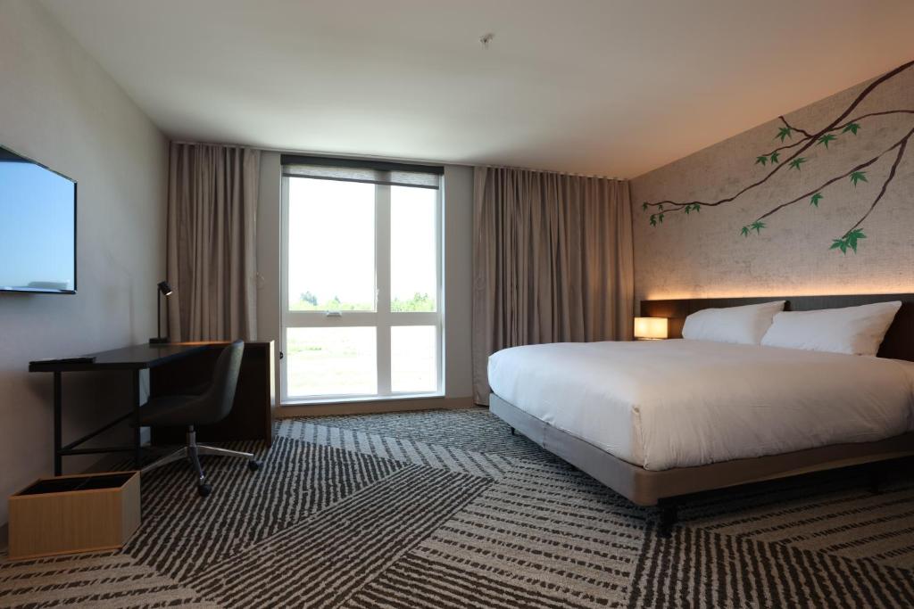 Postel nebo postele na pokoji v ubytování Cedartree Hotel Portland Hillsboro
