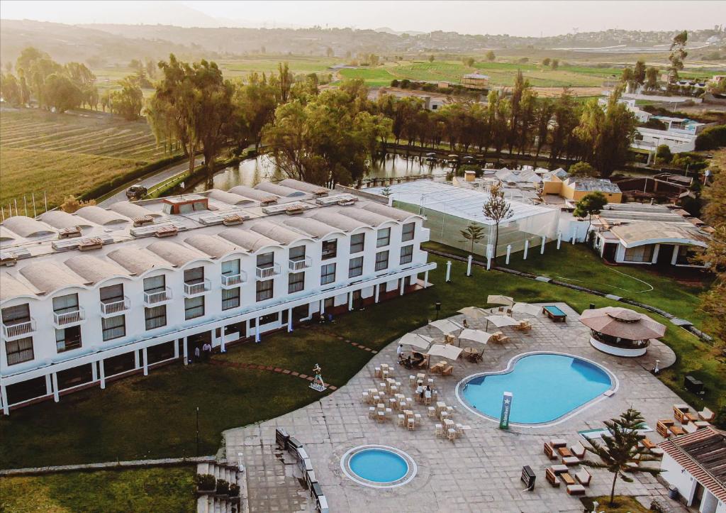 eine Luftansicht eines Hotels mit Pool in der Unterkunft BTH Hotel Arequipa Lake in Arequipa