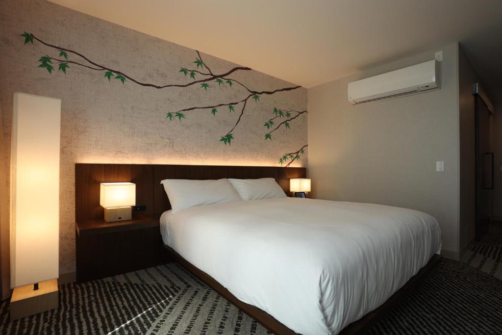 Postel nebo postele na pokoji v ubytování Cedartree Hotel Portland Hillsboro