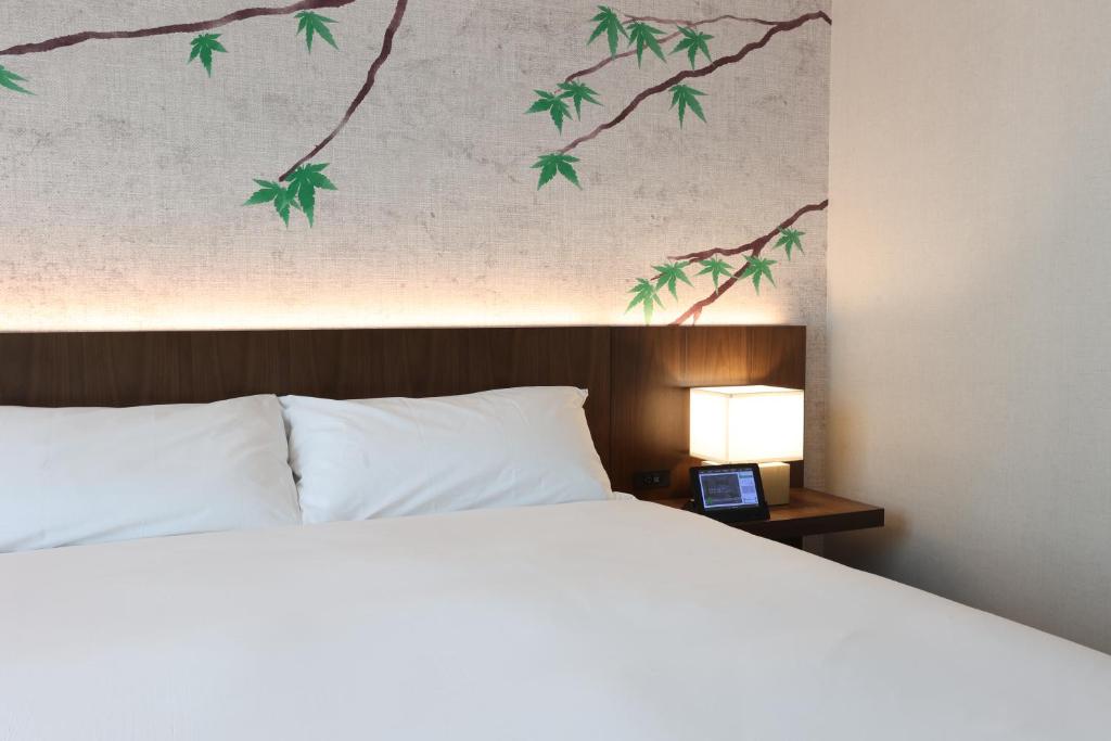 Postel nebo postele na pokoji v ubytování Cedartree Hotel Portland Hillsboro