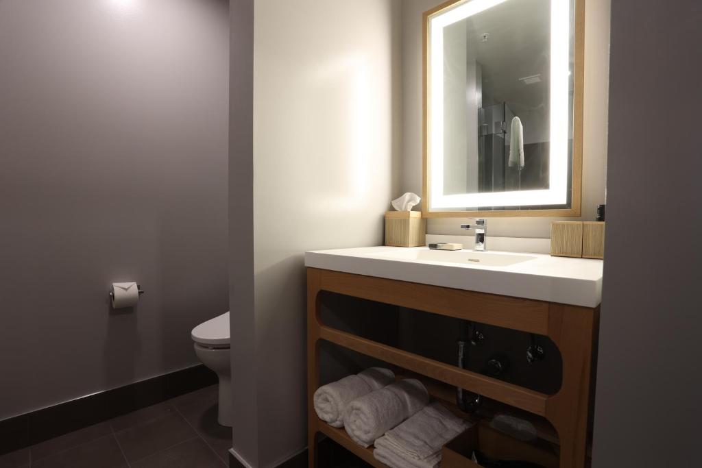 Koupelna v ubytování Cedartree Hotel Portland Hillsboro