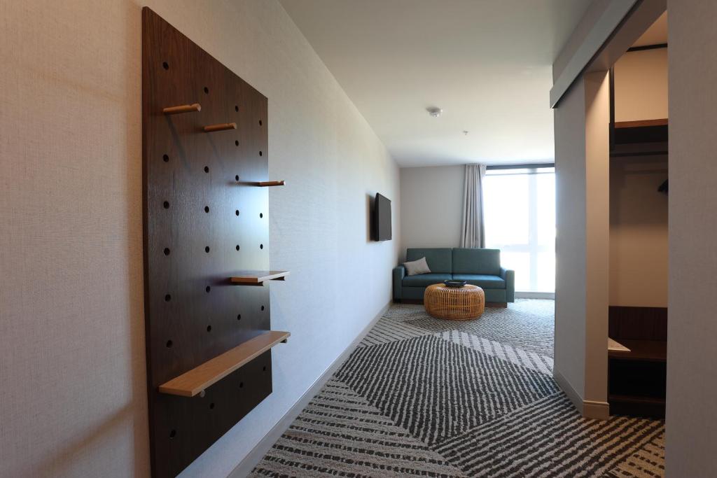 Postel nebo postele na pokoji v ubytování Cedartree Hotel Portland Hillsboro