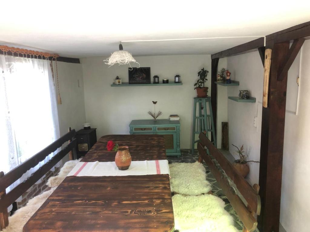 Habitación con 2 mesas de madera en una habitación en Facilitati cazare Raluca, en Viscri