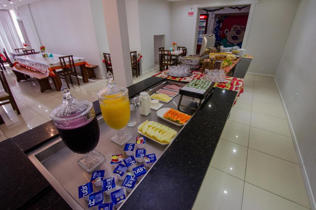 una mesa con algunas bebidas y comida en ella en Pousada Augusta, en Penha