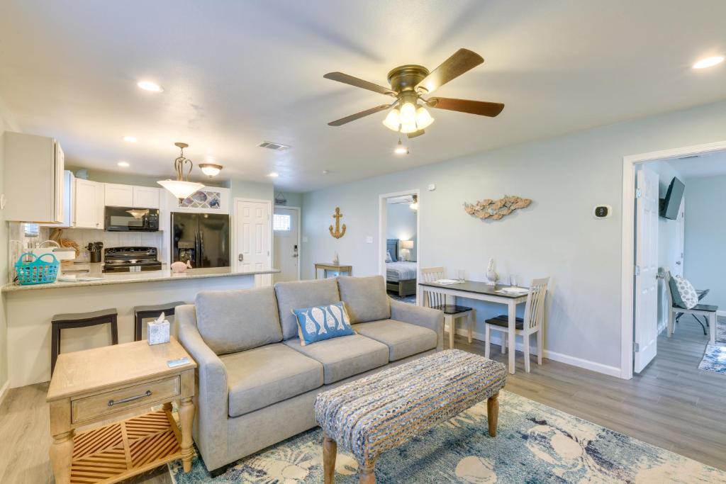 罗克波特Heron Bay Cottage with Patio in Rockport!的带沙发的客厅和厨房