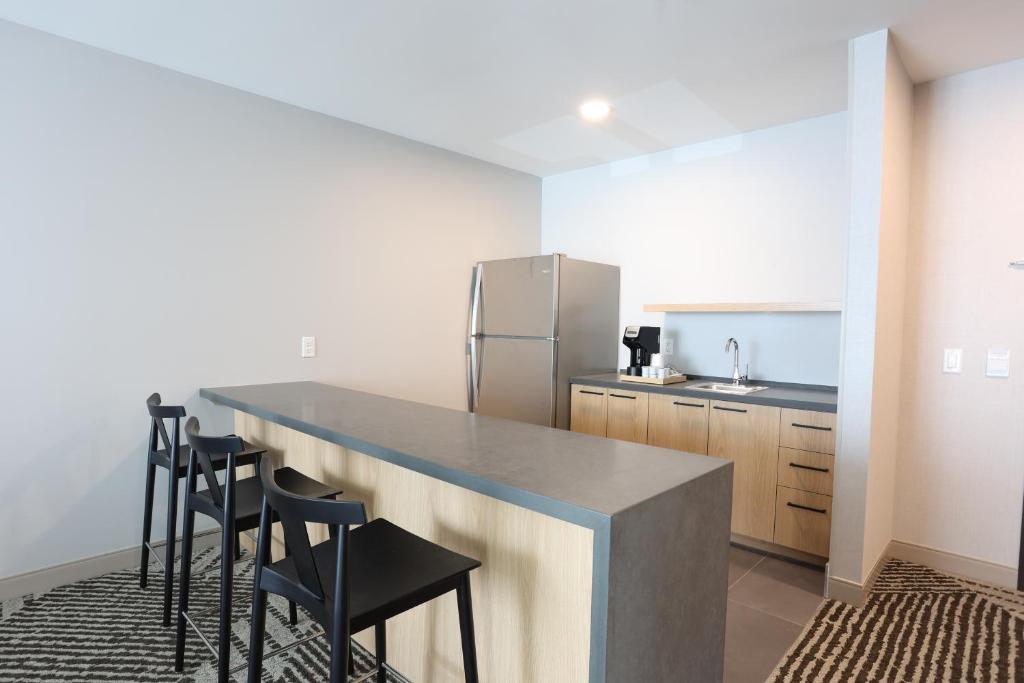Kuchyň nebo kuchyňský kout v ubytování Cedartree Hotel Portland Hillsboro