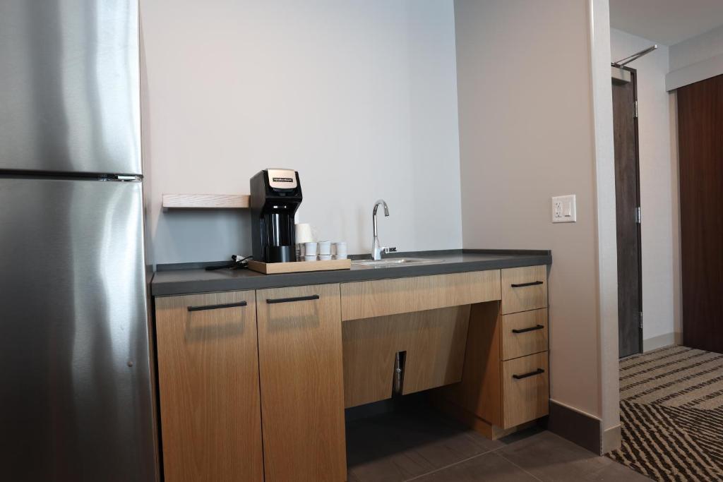 Kuchyň nebo kuchyňský kout v ubytování Cedartree Hotel Portland Hillsboro