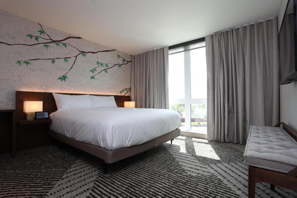Postel nebo postele na pokoji v ubytování Cedartree Hotel Portland Hillsboro