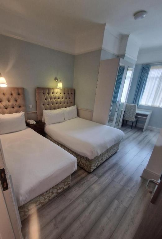 Postel nebo postele na pokoji v ubytování Maples House Hotel