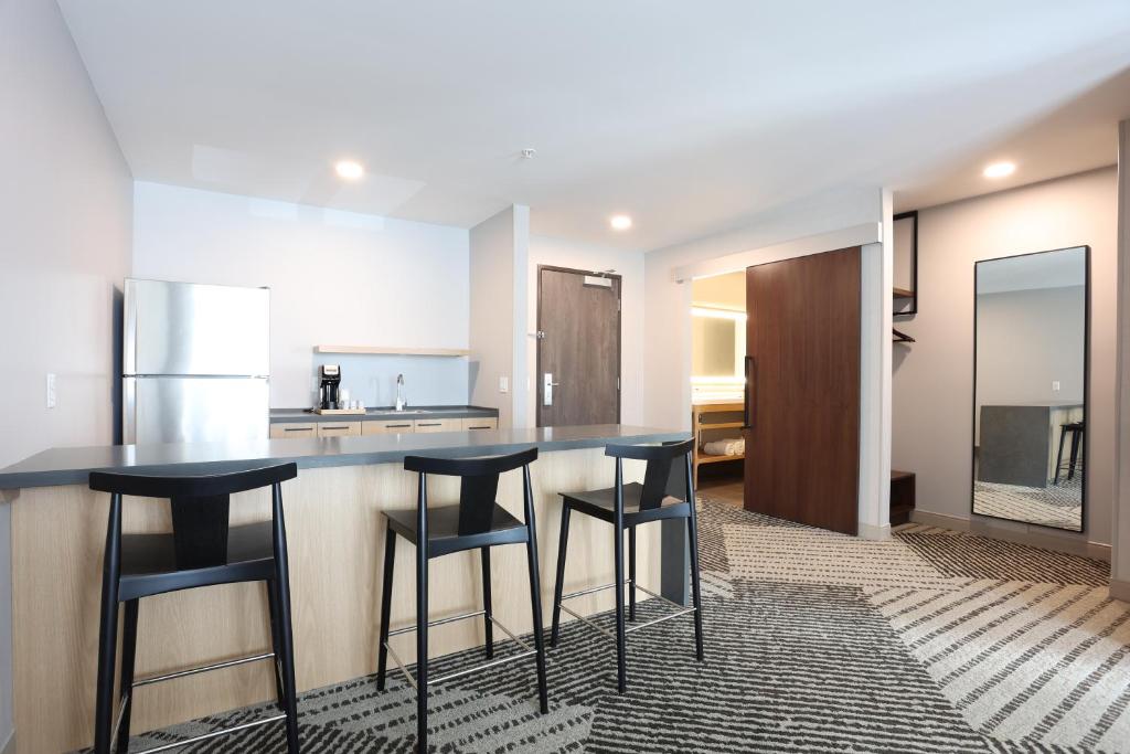 Kuchyň nebo kuchyňský kout v ubytování Cedartree Hotel Portland Hillsboro