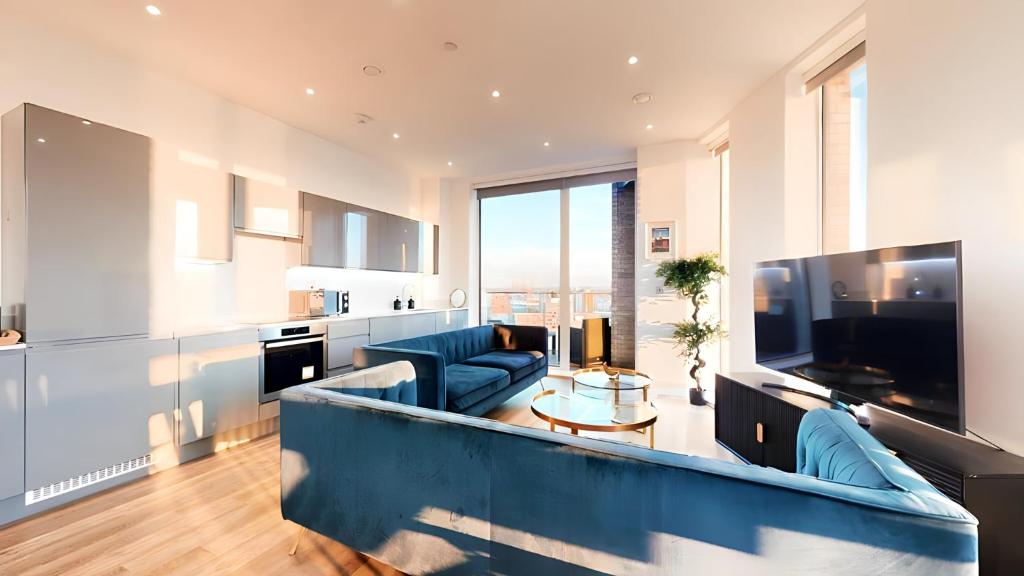 Image showcasing City View 2-Bed Battersea Penthouse - Underground parking, London ...