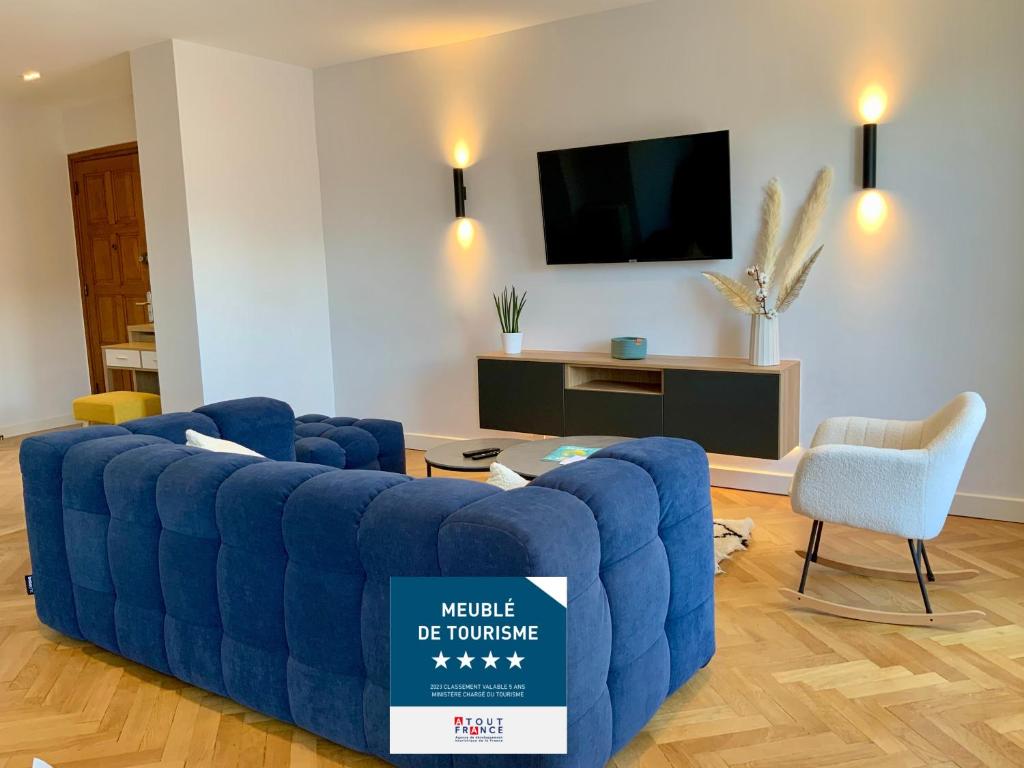 a blue couch in a living room with a tv at Le 21 Favre, Hyper centre, 70 m², 2 chambres in Annecy