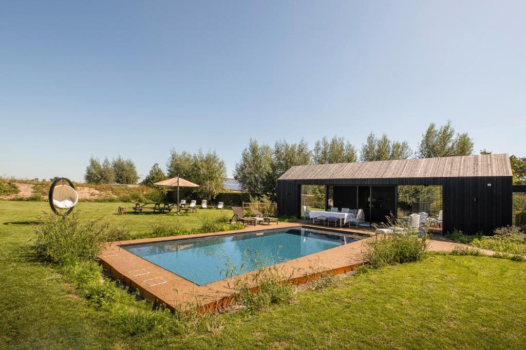 uma piscina no quintal de uma casa em Ter Heyde Walle em Koekelare