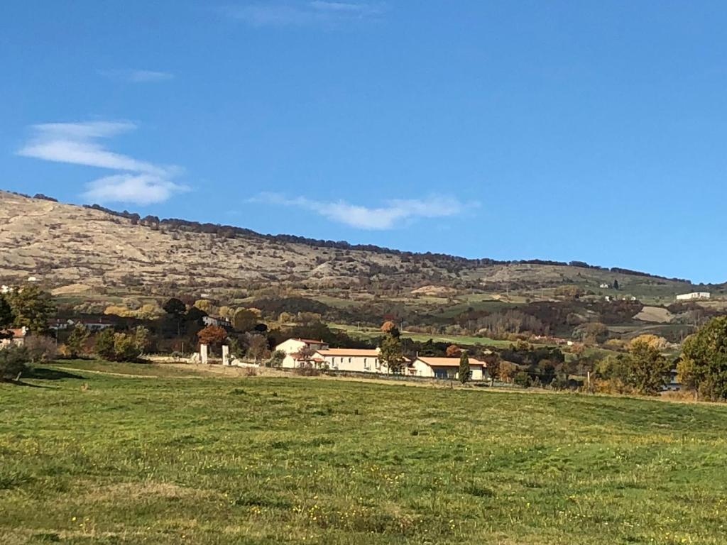 una casa in un campo con una collina sullo sfondo di A Casa di Angela ad Agnone
