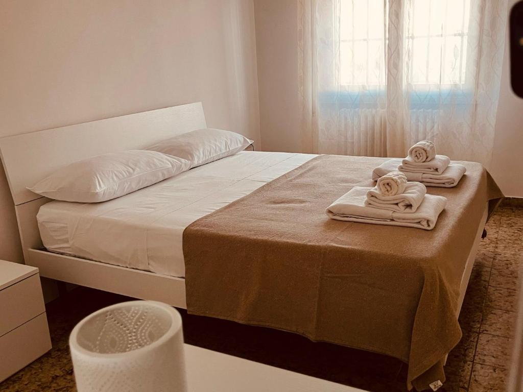 een slaapkamer met een bed met twee handdoeken erop bij SHUBY HOME in San Pietro Vernotico