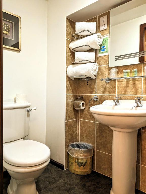 Brookside Hotel & Residents Bar , Cozy lounge areas & Terrace ,Suitable for Solo Travelers Couples Educational Groups Families & Contractors welcome - 低層階ルーム