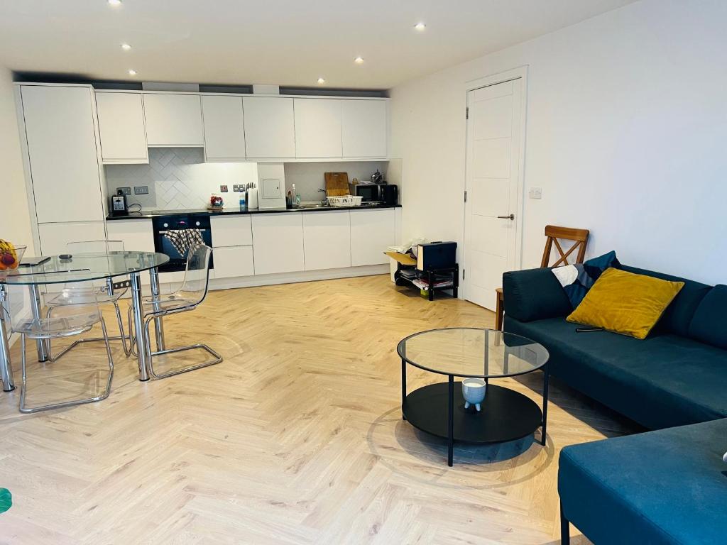 een woonkamer met een blauwe bank en een tafel bij Borough Central London in Londen