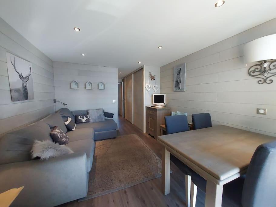 un salon avec un canapé et une table dans l'établissement BELLE PLAGNE - Appartement 6 personnes sur les pistes, à La Plagne Tarentaise