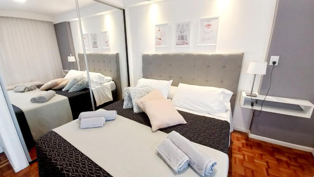 mały pokój z 2 łóżkami i lodówką w obiekcie Departamento un dormitorio Ubicación ideal Córdoba w Córdobie