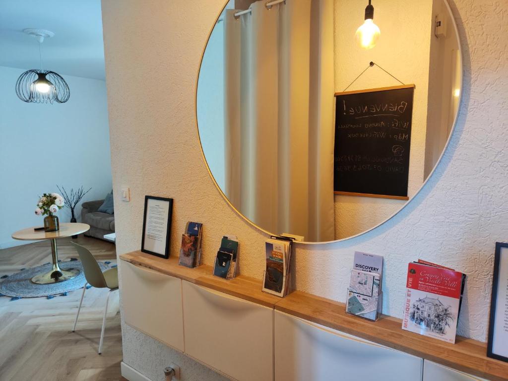 Zdjęcie z galerii obiektu LE PETIT ANGLE APPARTEMENT 2 Pièces, plein centre ville, près de la gare jusqu'à 4 personnes w mieście Bellegarde-sur-Valserine