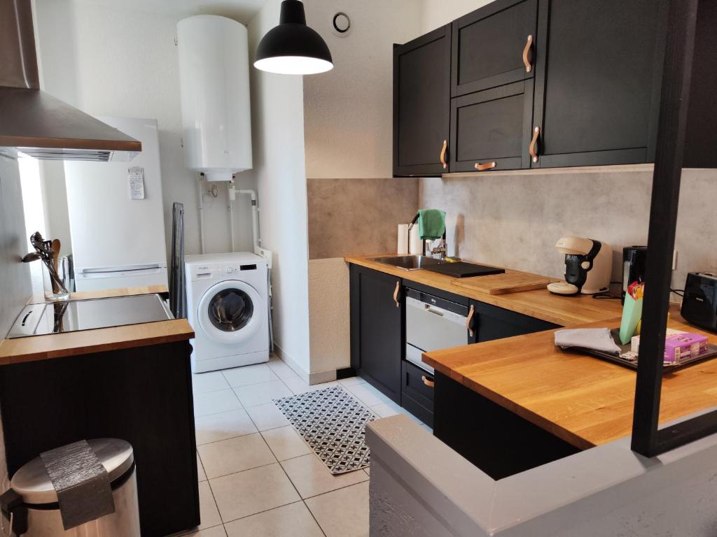 Kuchnia lub aneks kuchenny w obiekcie LE PETIT ANGLE APPARTEMENT 2 Pièces, plein centre ville, près de la gare jusqu'à 4 personnes