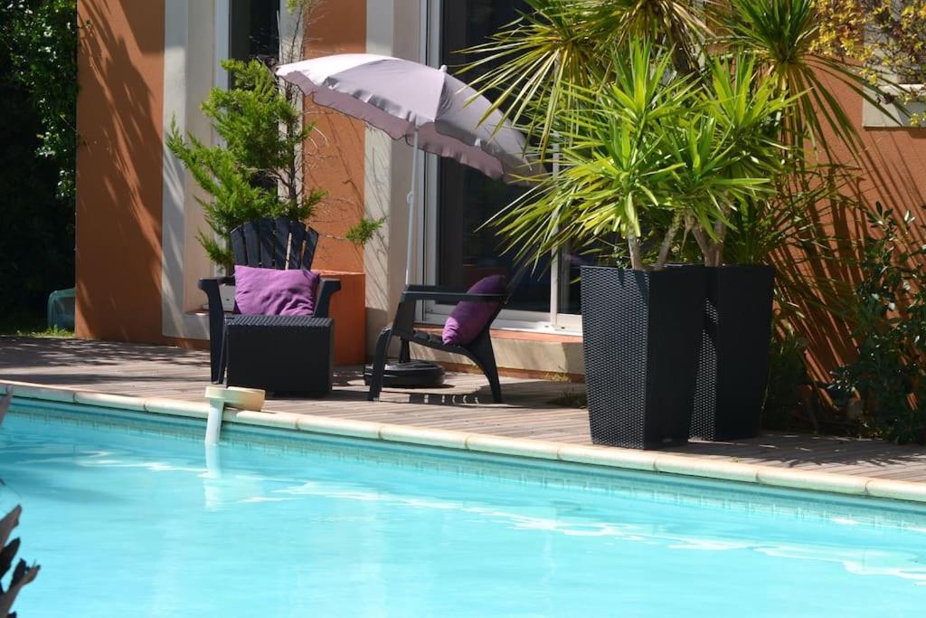 Bazén v ubytování "POUR VOUS" studio dans villa avec piscine nebo v jeho okolí