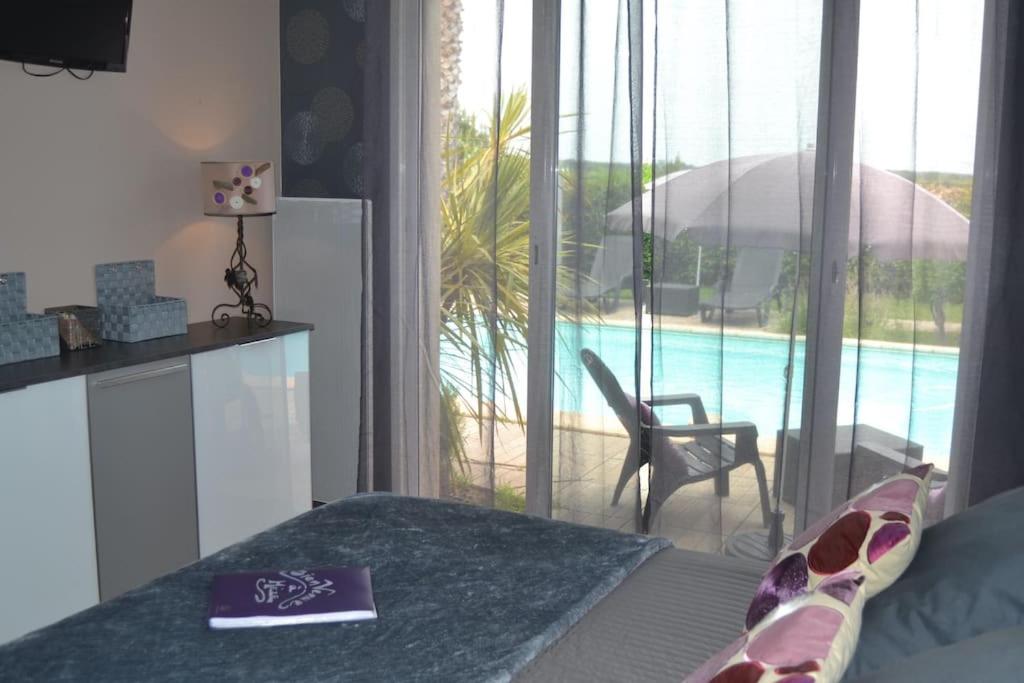 Bazén v ubytování "POUR VOUS" studio dans villa avec piscine nebo v jeho okolí