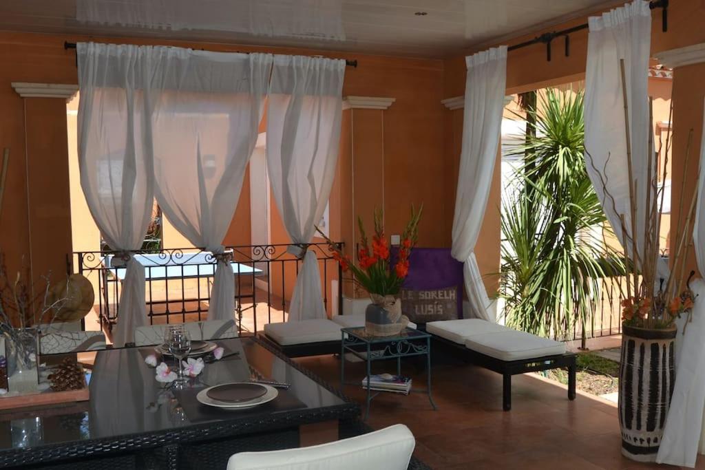 Posezení v ubytování "POUR VOUS" studio dans villa avec piscine