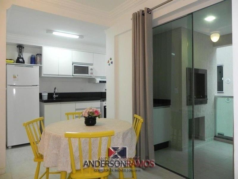 una cocina y una mesa con sillas amarillas en una cocina en 1055 - Apartamento para locação em Bombinhas - Residencial Atalanta Apto 204 B, en Bombinhas