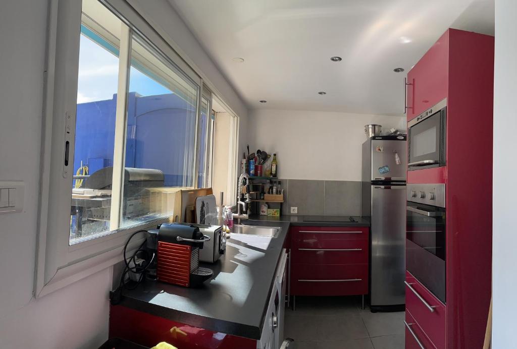 Kuchnia lub aneks kuchenny w obiekcie Appart Piscine Privée 80M2 7mn vélodrome et Métro
