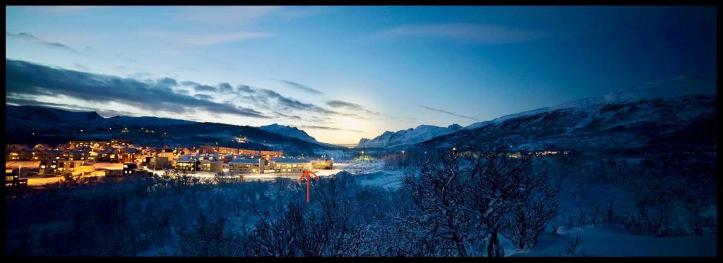 una vista de una ciudad en las montañas por la noche en Room in Tromsø, Kvaløya en Tromsø