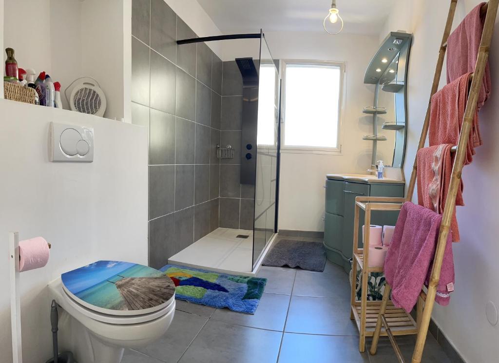 łazienka z prysznicem, toaletą i umywalką w obiekcie Appart Piscine Privée 80M2 7mn vélodrome et Métro w Marsylii