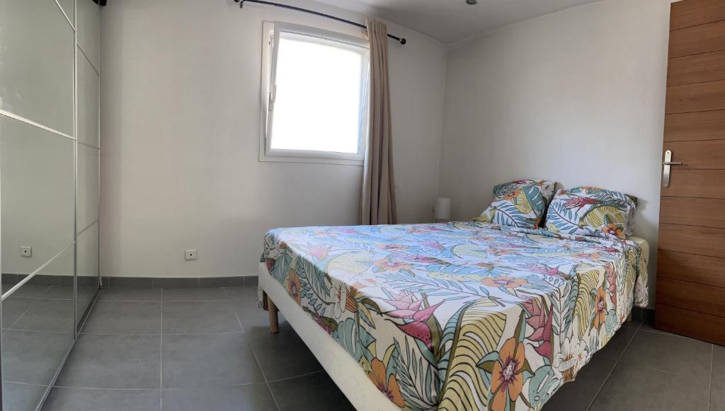 Łóżko lub łóżka w pokoju w obiekcie Appart Piscine Privée 80M2 7mn vélodrome et Métro