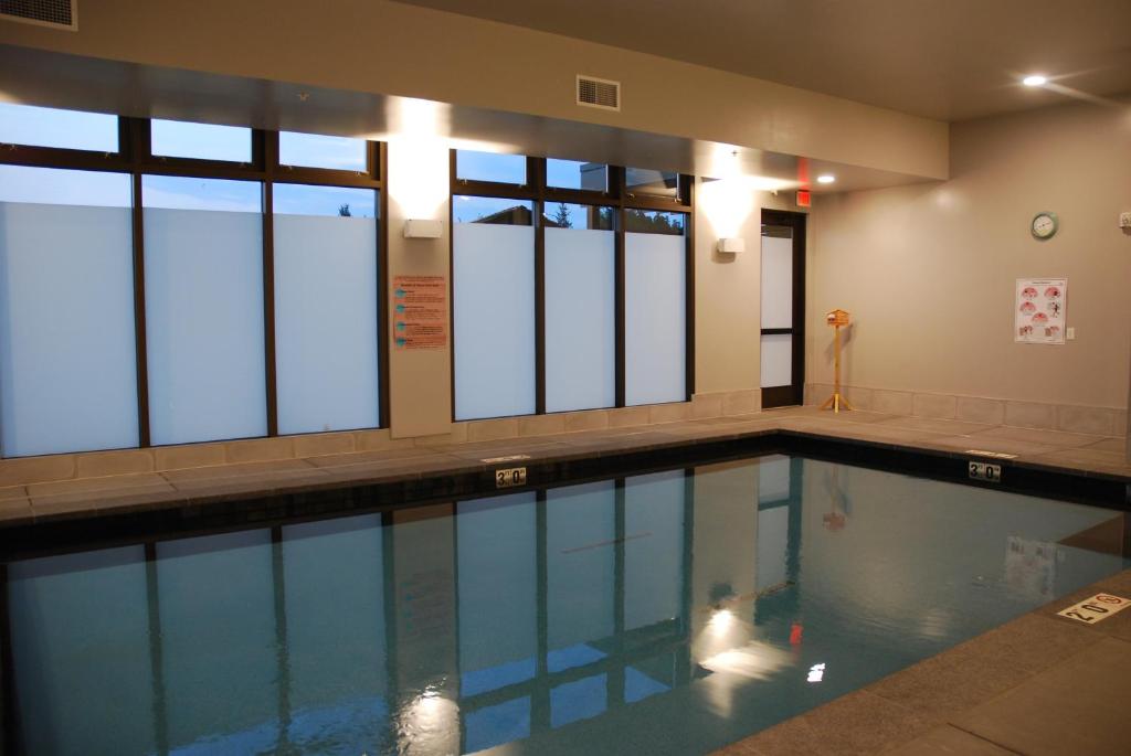Bazén v ubytování Cedartree Hotel Portland Hillsboro nebo v jeho okolí