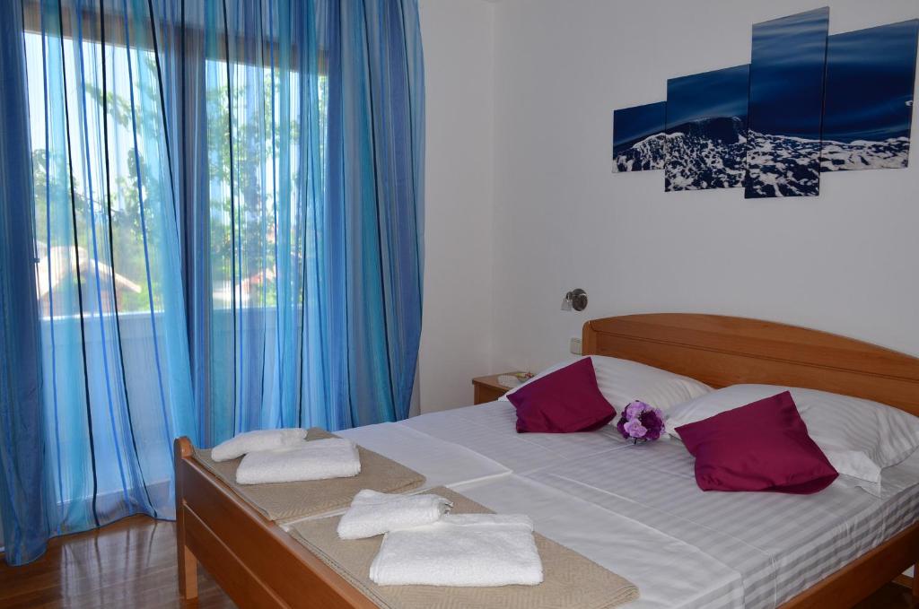 Łóżko lub łóżka w pokoju w obiekcie Apartments Bošković