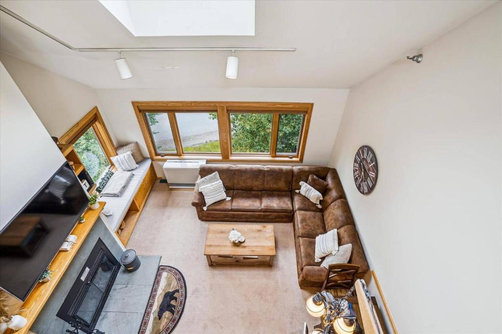 Χώρος καθιστικού στο Comfortable Highridge C7 One Bedroom Plus Loft with Fireplace and Hot Tub Access
