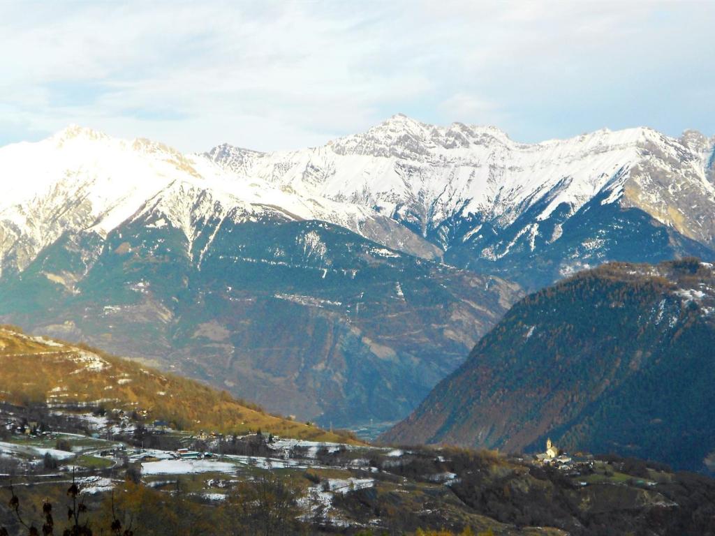 a view of a mountain range with snow covered mountains at Studio Le Corbier, 1 pièce, 5 personnes - FR-1-267-232 in Villarembert