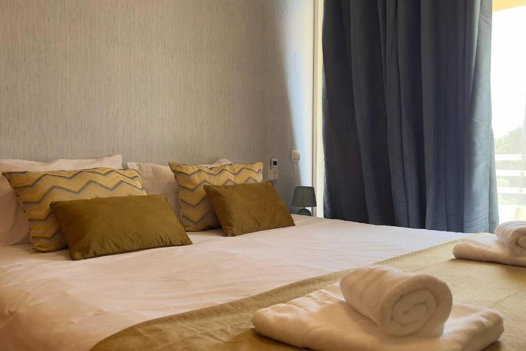 um quarto com uma cama com toalhas em By the Sea V - refugio tranquilo com piscina em Funchal